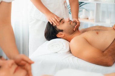 Kafkasyalı çift stres önleyici kafa masajının keyfini çıkarıyor ve lüks otellerde ya da otel spa salonlarında gündüz kaplıcalarında yüz güzelliği eğlencelerini şımartıyor. Sessiz.