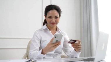 Kadın alışverişi ya da internet pazarında online ödeme modern yaşam tarzı için satılık eşyalar arıyor ve canlı siber güvenlik yazılımı tarafından korunan cüzdandan çevrimiçi ödeme için kredi kartı kullanıyor