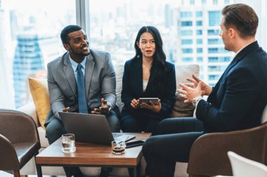 İşçi tablet analiz verileri kullanırken profesyonel yönetici projeyi açıklıyor. Çok kültürlü iş adamları pazarlama stratejisi, fikir ve ofis planı hakkında tartışıyorlar. İş toplantısı. Süslü.