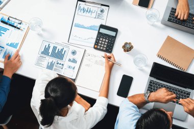 Üst düzey analist ekibi toplantı odasındaki mali verileri analiz etmek için BI Fintech 'i kullanıyor. İş anlayışı ve stratejik pazarlama planlaması için kağıt üzerinde analitik BI gösterge paneli. Tedbirli