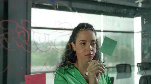 Genç Spanyol Çalışanlar Renkli Yapışkan Notlar Yazıyorlar Akıllı Kadını Pazarlama — Stok fotoğraf