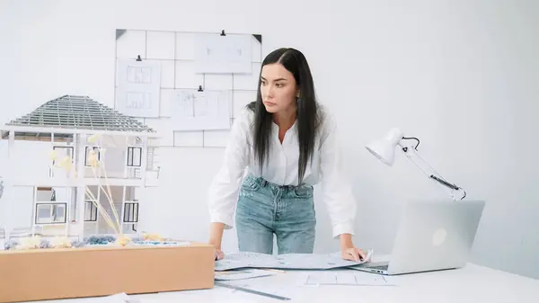 Genç Güzel Beyaz Bir Mimar Masanın Üzerine Plan Koyar Modeliyle — Stok fotoğraf