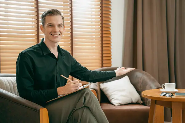 Psikiyatri Ofisinde Terapi Odasında Koltukta Oturan Mutlu Gülümseyen Erkek Psikolog — Stok fotoğraf