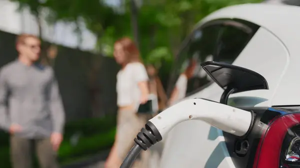 Konzentrierte Elektroauto Ladung Grünen Nachhaltigen Stadtgarten Sommer Zeigt Lifestyle Auf — Stockfoto