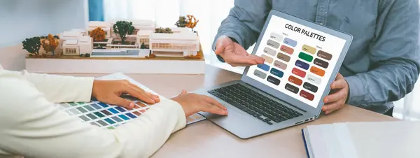 Professionelle Architektin Präsentiert Farbauswahl Mittels Laptop Der Die Farbe Anzeigt — Stockfoto