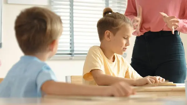 Beyaz Bir Çocuk Ödevlerini Yaparken Açıklama Dinlerken Güzel Bir Öğretmen — Stok fotoğraf