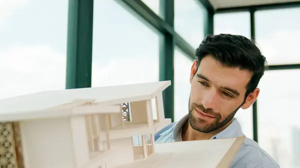 Engenheiro Caucasiano Sorrindo Experiente Vira Modelo Casa Para Esquerda Para — Fotografia de Stock