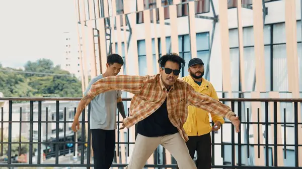 Hip Hop Team Dans Break Dance Terwijl Multiculturele Vriend Omringd — Stockfoto