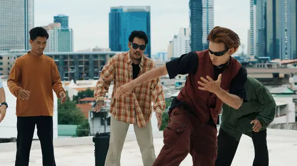 Hispânico Hipster Dançando Cercado Por Amigo Multicultural Vista Cidade Com — Fotografia de Stock