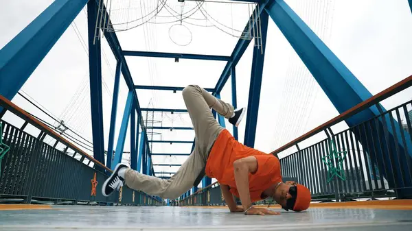 专业的霹雳舞蹈演员在桥边跳街舞 亚洲嬉皮士摆姿势时戴着耳机 霹雳舞 街头舞 自由泳的概念 2024年户外运动 神气活现 — 图库照片
