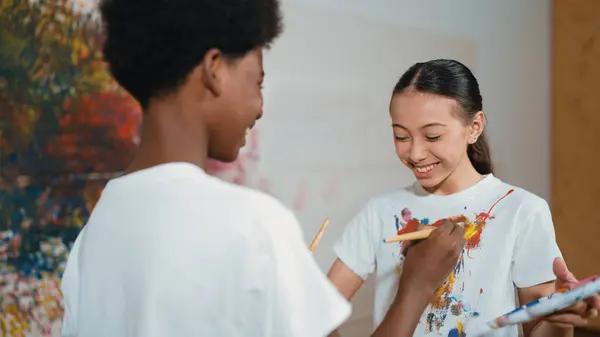 Lächelnd Malen Sich Diverse Kinder Mit Pinsel Bemalte Weiße Hemden — Stockfoto