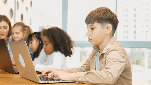 Junge Spielt Laptop Mit Multikulturellem Freund Beim Mint Technikunterricht Multikulturelle — Stockfoto