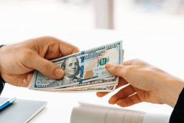 İşadamı başka bir iş adamına para gönderiyor. İşlem, ödeme, maaş ve bankacılık konsepti. uds