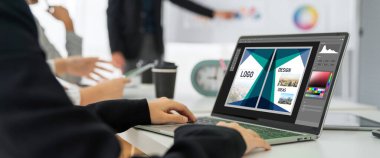 Web sayfasının modern tasarımı ve bilgisayar ekranında gösterilen ticari reklamlar için grafiksel tasarımcı yazılımı