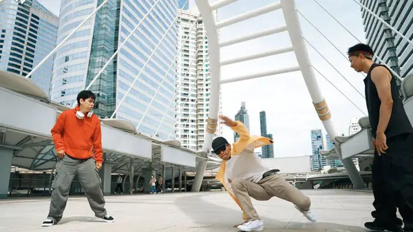 Grupp Professionella Glada Gatan Dansare Muntra Upp Medan Asiatiska Hipster — Stockfoto