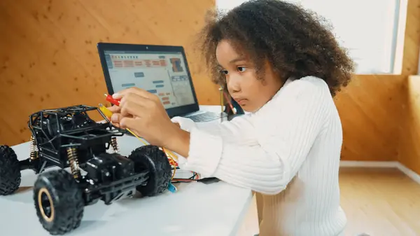 Chica Africana Inteligente Construir Coche Robótico Mientras Que Uso Cables —  Fotos de Stock