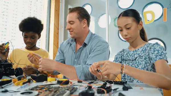 Qualifizierte Lehrer Unterrichten Verschiedene Schüler Beim Reparieren Von Automodellen Mittels — Stockfoto