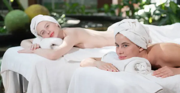 Beyaz Havluyla Beyaz Bir Spa Yatağında Dinlenen Profesyonel Bir Masaj — Stok fotoğraf