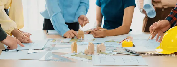 Professioneel Architect Team Van Plan Eco Huis Bouwen Aan Vergadertafel — Stockfoto