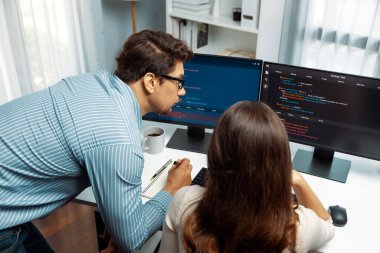 İki ekran ekranında yaratıcı web sitesi planlama yazılımını tartışan yetenekli geliştiriciler programı arka görüş konseptiyle ofiste tasarımı analiz eden tam yığın veri. Varsayım.