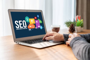 Model e-ticaret için SEO arama motoru optimizasyonu ve bilgisayar ekranında gösterilen çevrimiçi perakende işi