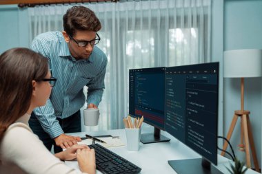 Takım becerisi geliştiricileri programı en yeni kodlama yaratıcı web sitesi planlama yazılım projesini iki bilgisayar ekranında düşünerek, ofiste tam yığın veri analizi ile karşılaştırıldığında. Varsayım.