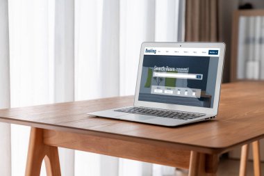 Çevrimiçi otel konaklama rezervasyon sitesi mod rezervasyon sistemi sağlar. Seyahat teknolojisi kavramı .