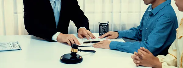 Par Ansöker Skilsmässa Och Söka Hjälp Från Advokatbyrån För Att — Stockfoto