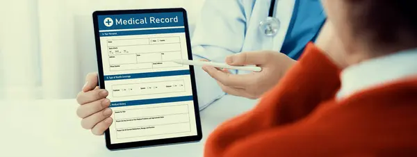 Laptop Zeigt Medizinischen Bericht Oder Diagnostisches Ergebnis Der Patientengesundheit Auf — Stockfoto