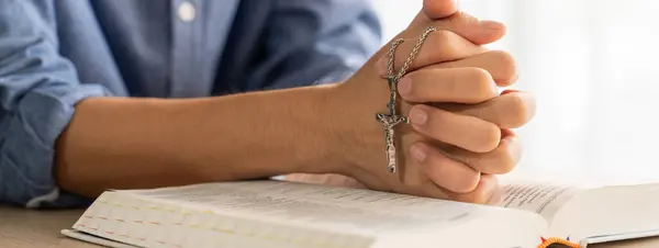 Aziatische Man Gevouwen Hand Gebeden Heilige Bijbel Boek Terwijl Het — Stockfoto