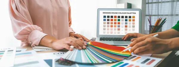 Imágenes Recortadas Diseñadores Interiores Profesionales Eligen Color Apropiado Paleta Colores —  Fotos de Stock