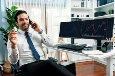 İki borsa yatırımıyla danışman ya da ortağı arayan tüccar işadamı, veri analizini yüksek kârlı dinamik teknoloji borsasına yatırım yapmak için karşılaştırdı. Tahmin et..