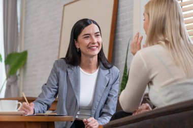 Psikolojik akıl sağlığı danışmanlığı ya da terapi seansındaki genç ve profesyonel bir hastadan akıl hastalığı teşhisi koyarken yardım istemek. Zihinsel tedavi seansı. Blithe