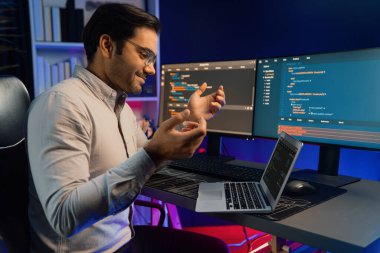 Neon Light Office 'teki hata kodlama sistemindeki sorunu çözmek için uygulama ekibi kaydı üzerinden bilgisayar üzerinden bilgisayar geliştirme toplantısı, internet sitesi veritabanı sunumu kavramı. Tahmin et..