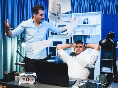 İş ortakları ciddi proje işiyle ilgili sorun hakkında tartışıyorlar. Sözleşme kağıtlarını havaya atıyorlar. Kağıt üzerinde tüm sorunları çözmek için yeni ürün hataları tartışması. Satılabilir.