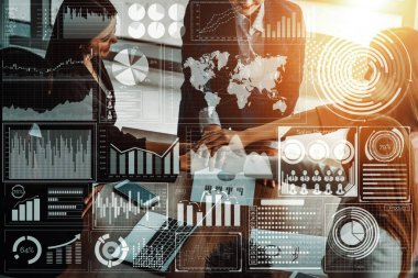 İş Mali Analitik Konsepti için Büyük Veri Teknolojisi. Modern arayüz ekranda iş satış raporları, kâr tablosu ve borsa eğilimleri analizleri hakkında muazzam bilgiler gösteriyor. uds