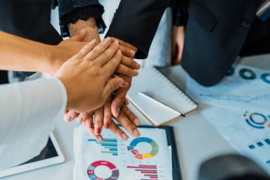 Birçok mutlu iş adamı neşe ve başarıyla el ele tutuşuyor. Şirket çalışanı başarılı bir iş projesini bitirdikten sonra kutlama yapıyor. Şirket ortaklığı ve başarı kavramı. uds