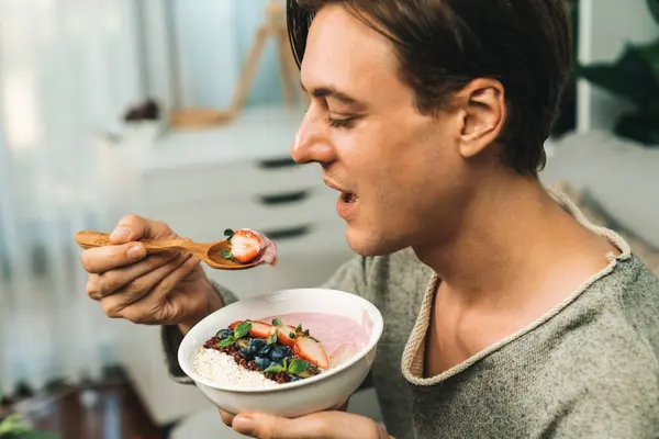 Smart Ernährung Broadcast Verkostung Gesunder Lebensmittel Joghurt Toppings Mit Beerenfrüchten — Stockfoto