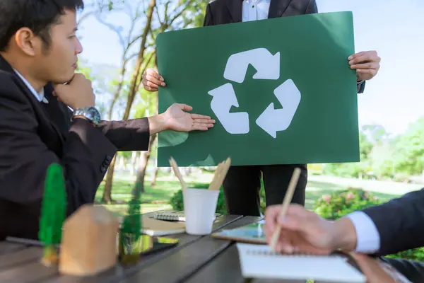 一群商人聚集在户外办公室 就减少和再利用可回收废物的环保环保环保策略进行自然规划和集思广益 — 图库照片