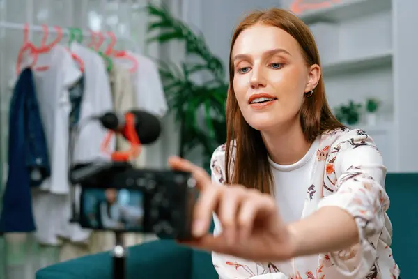 Kvinna Påverkare Skjuta Live Streaming Vlog Video Översyn Makeup Yttersta — Stockfoto