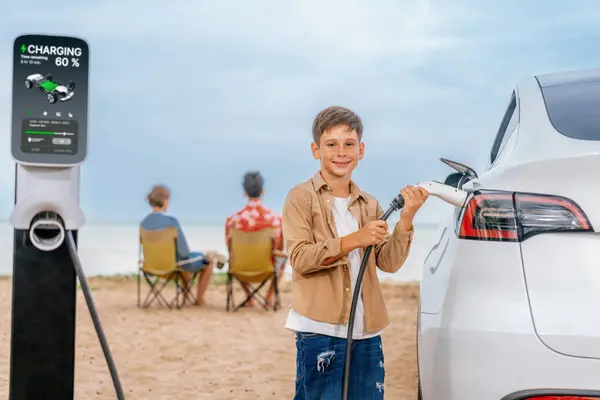 Rodzinny Wyjazd Wakacyjny Podróżujący Przez Plażę Elektrycznym Samochodem Mały Chłopiec — Zdjęcie stockowe