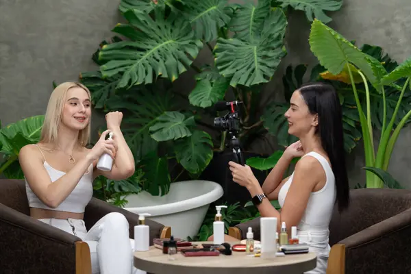 緑の植物園のビデオで自然な美しさと化粧品チュートリアルを作る2つの美しいコンテンツクリエイター Selfieスティックを使用してソーシャルメディアオーディエンスに美容ケアをする方法を示す美容ブロガー ブリテット — ストック写真