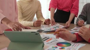 Tasarımcı takım renklendirme ve grafik tasarımı için renk seçimi müşteri krom konsültasyonu ile tasarımcı bürosundaki renk tasarımına dayalı olarak yapılır. Değiştirilmiş