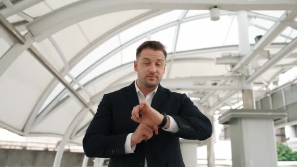 Homem Negócios Qualificado Olhando Relógio Enquanto Caminha Para Estação Trem — Vídeo de Stock