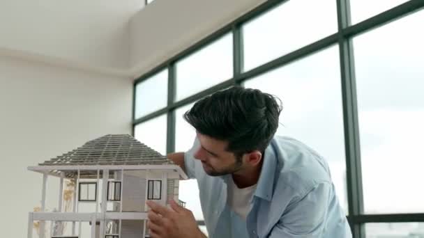Professionelle Ingenieure Messen Modell Während Sie Mitarbeiter Über Die Hausgestaltung — Stockvideo