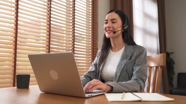 Vrouwelijke Call Center Operator Customer Service Helpdesk Medewerkers Werken Werkplek — Stockvideo