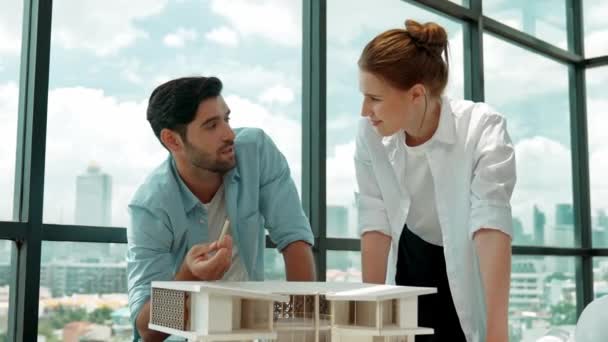 Vakkundige Architect Ingenieur Team Discussie Huis Model Bouw Succesvol Interieurontwerp — Stockvideo