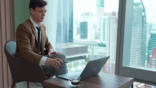 Üzletember Bútorok Beszél Telefonon Miközben Dolgozik Laptop Díszített Vállalati Váróteremben — Stock videók