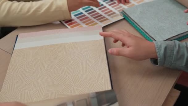 Zeitlupe Hand Nahaufnahme Architekt Und Innenarchitekt Präsentiert Textile Materialien Und — Stockvideo