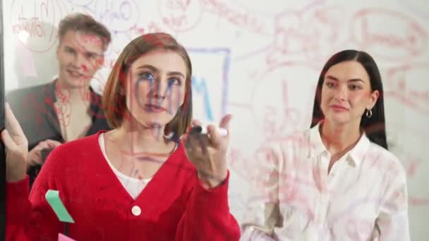 Erfolgreiche Geschäftsfrau Teilt Idee Bei Kreativem Geschäftstreffen Während Projektmanagerin Zuhört — Stockvideo